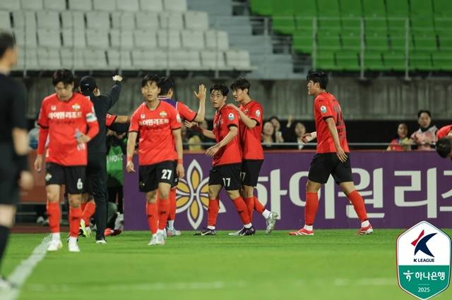 강원FC의 골 세리머니. /사진=한국프로축구연맹 제공