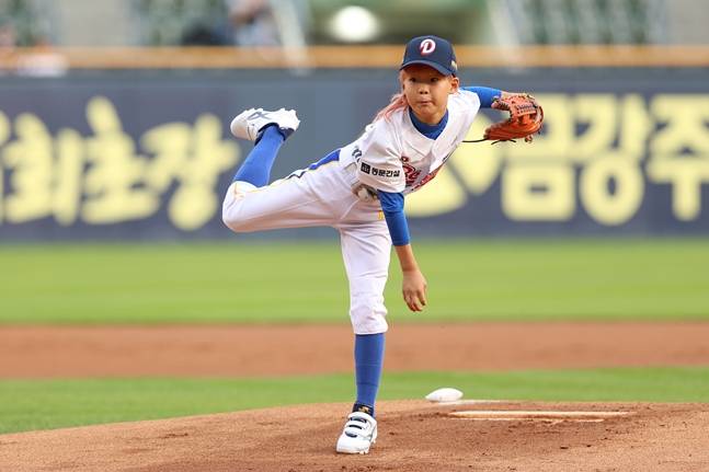 21일 시구에 나선 최리환군. /사진=두산 베어스