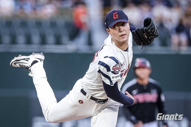 롯데 투수 윤성빈은 20일 사직구장에서 열린 '2025 신한 SOL Bank KBO 리그' LG와 주중 3연전 첫 번째 경기에서 선발 등판했다. 제구 난조에 발목이 잡혀 1이닝 9실점으로 조기 강판돼 패전 투수가 됐다. 롯데 자이언츠