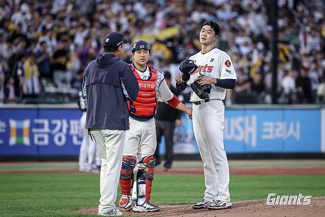 롯데 투수 윤성빈(오른쪽)은 20일 사직구장에서 열린 '2025 신한 SOL Bank KBO 리그' LG와 주중 3연전 첫 번째 경기에서 선발 등판했다. 제구 난조에 발목이 잡혀 1이닝 9실점으로 조기 강판돼 패전 투수가 됐다. 롯데 자이언츠