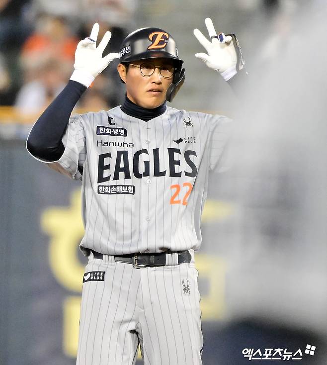 10일 오후 서울 송파구 잠실야구장에서 열린 '2025 신한 SOL Bank KBO리그' 한화 이글스와 두산 베어스의 경기, 4회초 2사 한화 채은성이 2루타를 날린 후 세리머니를 하고 있다. 엑스포츠뉴스 DB
