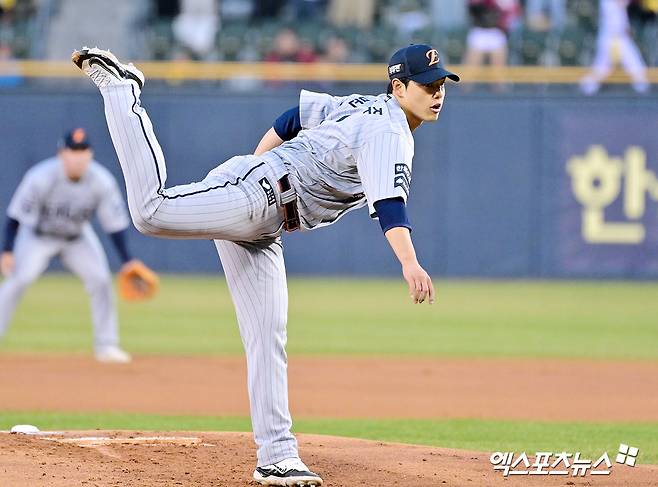 27일 오후 서울 송파구 잠실야구장에서 열린 '2025 신한 SOL Bank KBO리그' 한화 이글스와 LG 트윈스의 경기, 1회말 한화 선발투수 문동주가 공을 힘차게 던지고 있다. 엑스포츠뉴스 DB