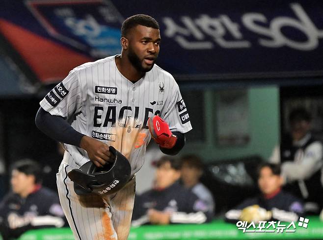 10일 오후 서울 송파구 잠실야구장에서 열린 '2025 신한 SOL Bank KBO리그' 한화 이글스와 두산 베어스의 경기, 6회초 1사 1,3루 한화 플로리얼이 이중도루로 득점에 성공한 후 더그아웃으로 향하고 있다. 엑스포츠뉴스 DB