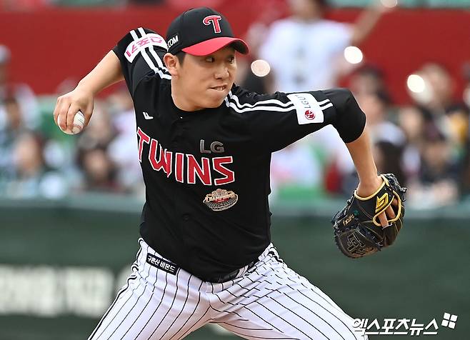 LG 투수 박명근은 지난 20일 사직구장에서 열린 '2025 신한 SOL Bank KBO 리그' 롯데와 주중 3연전 첫 번째 경기에서 구원 등판했다. 6회말 무사 만루 위기를 이겨내며 팀 승리에 힘을 보탰다. 엑스포츠뉴스 DB