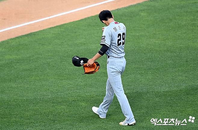 4일 오후 수원KT위즈파크에서 열린 '2024 신한 SOL Bank KBO리그' 한화 이글스와 KT 위즈의 경기, 1회말 수비를 마친 한화 선발투수 황준서가 더그아웃으로 향하고 있다. 엑스포츠뉴스 DB