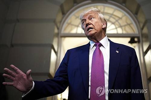 의사당 방문한 트럼프 [워싱턴 AP=연합뉴스. 재판매 및 DB 금지]