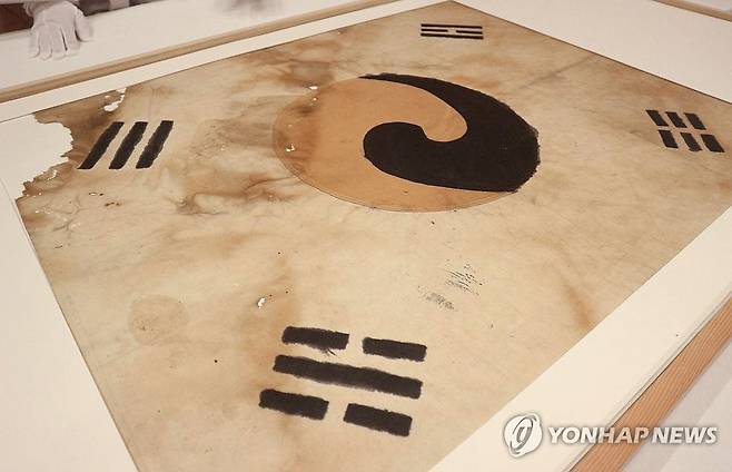 항일 독립의지 담은 태극기 (서울=연합뉴스) 김예나 기자 = 지난달 28일 서울 진관사에서 공개된 보물 '서울 진관사 태극기' 모습. 
    국가유산청 국가유산포털은 "일장기 위에 태극의 청색부분과 4괘를 검정색 먹물로 덧칠해 항일 독립의지와 애국심을 강렬하게 표현한 유물"이라고 설명한다. 2025.3.1 yes@yna.co.kr