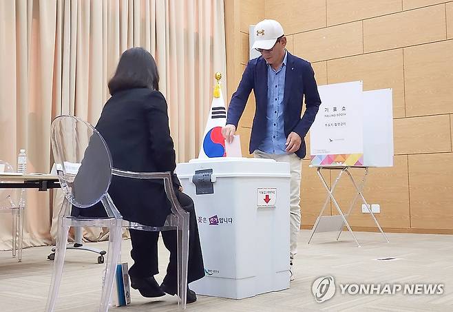 남아공에서도 소중한 한 표 (프리토리아=연합뉴스) 유현민 특파원 = 제21대 대통령 선거 재외투표 첫날인 20일(현지시간) 남아프리카공화국 프리토리아 주남아공 한국대사관에 마련된 재외투표소에서 교민 윤문수(56) 씨가 투표하고 있다. 2025.5.20 hyunmin623@yna.co.kr