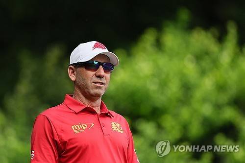 PGA 챔피언십 때 코스를 바라보는 가르시아. [AFP/게티이미지=연합뉴스]
