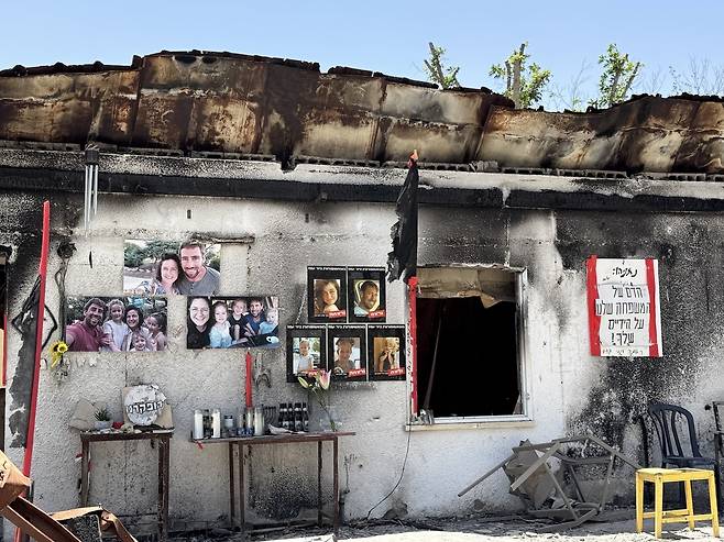 하마스 공격으로 파괴된 이스라엘 니르 오즈 키부츠의 집 (니르 오즈=연합뉴스) 임지우 기자 = 20일(현지시간) 이스라엘 남부 니르 오즈 키부츠에 보존된 하마스 공격 피해 가정 모습. 2025. 05.21