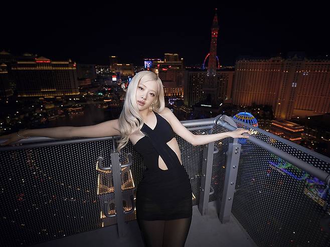 신곡 '메시' 발표한 블랙핑크 로제 (서울=연합뉴스) 음반사 워너뮤직코리아는 블랙핑크 로제가 9일 영화 'F1® 더 무비' 오리지널사운드트랙(OST) '메시'를 공개했다고 밝혔다. 사진은 블랙핑크 로제. 2025.5.9 [워너뮤직코리아·COLIN TILLEY 제공. 재판매 및 DB 금지] photo@yna.co.kr