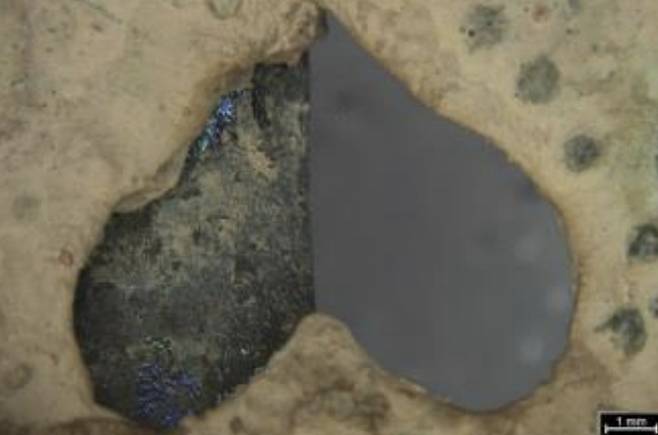 거꾸로 된 하트 모양과 비단벌레 날개 장식 흔적  [국가유산청 제공. 재판매 및 DB 금지]