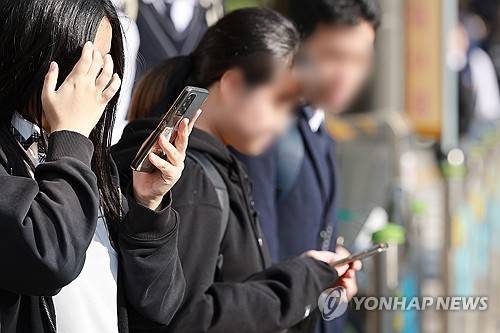 스마트폰 보는 학생들 [연합뉴스 자료사진]