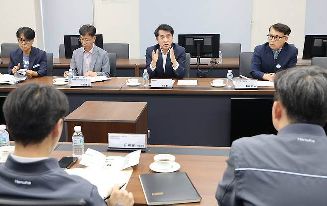 한화 보은사업장서 주소 이전 부탁하는 최재형 보은군수 [보은군 제공. 재판매 및 DB금지]