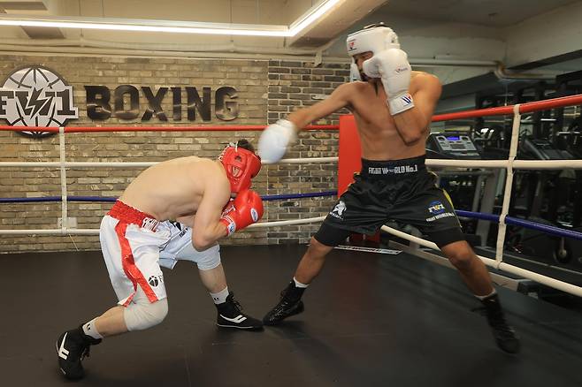 스파링하는 최시로  (서울=연합뉴스) 류효림 기자 = WBA 아시아 챔피언 최시로가 20일 서울 강남구 FW1 복싱클럽에서 연합뉴스와 인터뷰 뒤 훈련하고 있다. 2025.5.20 
 ryousanta@yna.co.kr