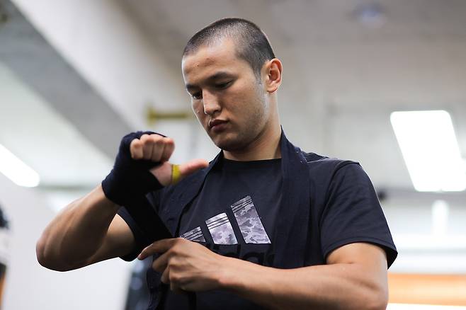 손에 붕대를 감는 최시로  (서울=연합뉴스) 류효림 기자 = WBA 아시아 챔피언 최시로가 20일 서울 강남구 FW1 복싱클럽에서 연합뉴스와 인터뷰 뒤 훈련하고 있다. 2025.5.20 
 ryousanta@yna.co.kr