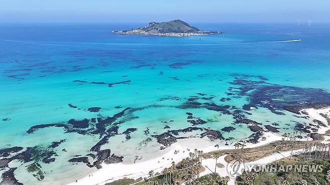 협재해수욕장과 비양도 [연합뉴스 자료사진]