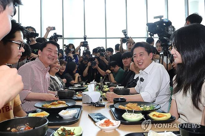 웃으며 학식 먹는 이준석 후보-안철수 의원 (성남=연합뉴스) 류영석 기자 = 개혁신당 이준석 대선 후보가 21일 '학식먹자 이준석' 행사가 열린 경기 성남시 가천대학교 글로벌캠퍼스에서 행사에 참여한 국민의힘 안철수 의원과 웃으며 대화를 나누고 있다. 2025.5.21 ondol@yna.co.kr