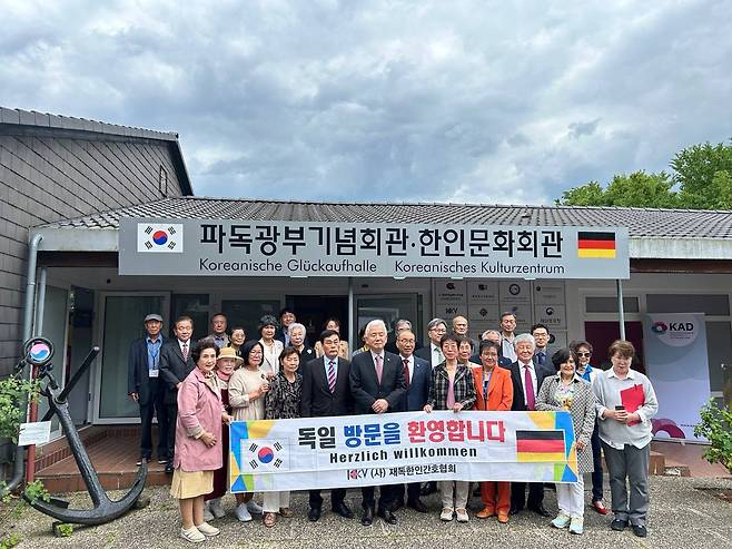 이상덕 청장, 독일서 파독 근로자 위문 이상덕 동포청장은 지난 17일 독일 에센 소재 파독광부기념회관을 방문해 파독 근로자의 애로사항을 청취하고 위문했다. [동포청 제공. 재판매 및 DB 금지]