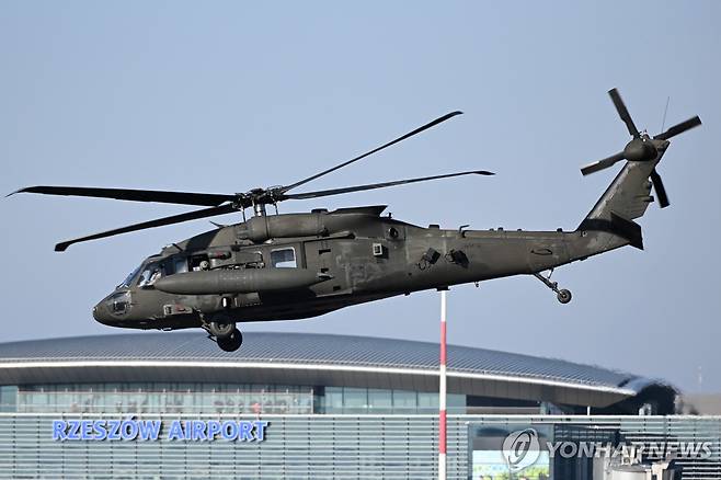 폴란드 제슈프야시온카 공항의 미군 헬기 [EPA 연합뉴스 자료사진. 재판매 및 DB 금지]