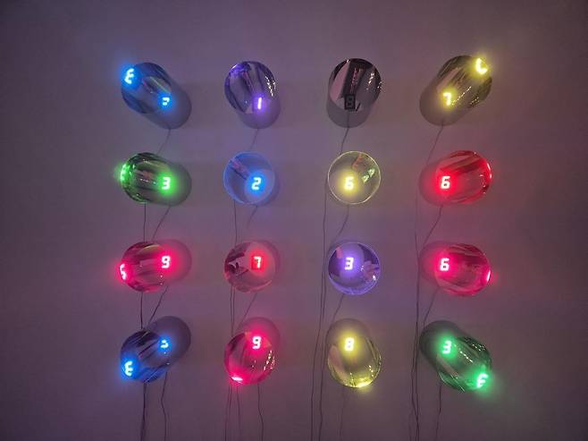 미야지마 다쓰오의 '헌드레드 체인지스 인 라이프' 시리즈 전시 모습[사진 황희경]