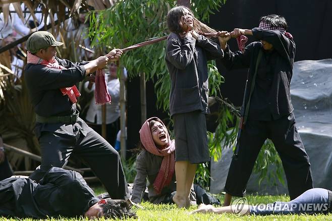 캄보디아, 크메르루주 대학살 50주년 추모 공연 20일(현지시간) 캄보디아 쩡액에서 열린 크메르 루주 공산주의 정권의 대학살 50주년 추모 행사에서 학생 배우들이 크메르 루주의 학살 만행을 재연하는 모습. 2025.05.21
[EPA 연합뉴스 자료사진. 재판매 및 DB 금지]