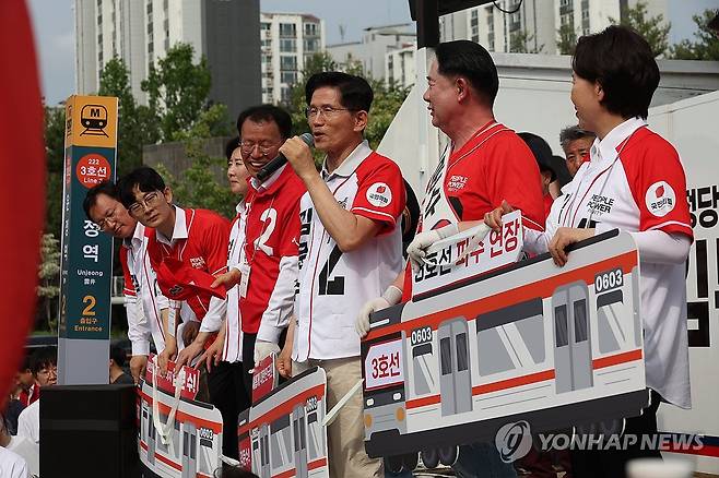 김문수, 파주 유세 (파주=연합뉴스) 박동주 기자 = 국민의힘 김문수 대선 후보가 21일 경기 파주시 파주 새암공원에서 유세를 하고 있다. 2025.5.21 [공동취재] pdj6635@yna.co.kr