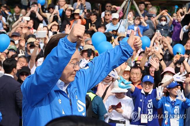 이재명 후보 '엄지척' (인천=연합뉴스) 김주성 기자 = 더불어민주당 이재명 대선 후보가 21일 인천광역시 부평역 북광장에서 열린 집중유세에서 시민들에게 인사하고 있다. 2025.5.21 utzza@yna.co.kr