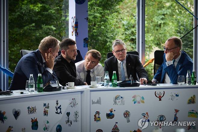 우크라와 유럽 정상들 지난 16일(현지시간) 알바니아 티라나에서 열린 유럽정치공동체(EPC) 정상회의에 참석한 젤렌스키 우크라이나 대통령(왼쪽 두번째)과 유럽 정상들 [UPI 연합뉴스 자료사진. 재배포 및 DB 금지]