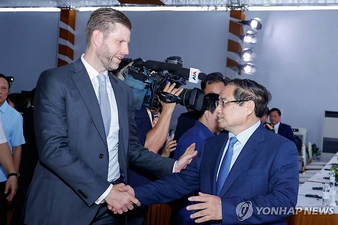 트럼프그룹, 베트남 리조트 착공…차남 에릭 참석 (흥옌성[베트남] AFP=연합뉴스) 21일(현지시간) 베트남 북부 하노이 인근 흥옌성에서 도널드 트럼프 미국 대통령의 가족기업 '트럼프 오거니제이션'의 고급 리조트 단지 착공식이 열렸다. 도널드 대통령의 차남인 에릭 트럼프 트럼프 오거니제이션 수석부사장이 팜 민 찐 베트남 총리와 악수하고 있다. 2025.05.21