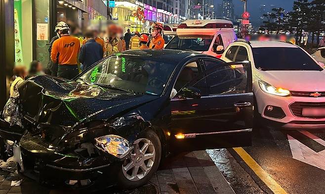 추돌사고 후 인도로 돌진한 SM7 [부산소방재난본부 제공. 재판매 및 DB 금지]