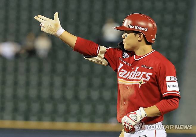 적시타 날리고 환호하는 정준재 (서울=연합뉴스) 최재구 기자 = 21일 서울 잠실야구장에서 열린 프로야구 SSG와 두산의 경기. 5회 초 투아웃 주자 1,3루 SSG 정준재가 1타점 안타를 치고 환호하고 있다. 2025.5.21 jjaeck9@yna.co.kr
