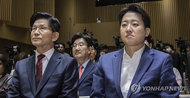 서울시 토론회 나란히 참석한 김문수ㆍ이준석 후보 국민의힘 김문수 대선후보(왼쪽)와 개혁신당 이준석 대선후보가 5월 19일 서울 중구 서울시청에서 열린 '약자와 동행하는 서울 토론회'에 참석해 나란히 앉아 있다. [연합뉴스 자료사진]