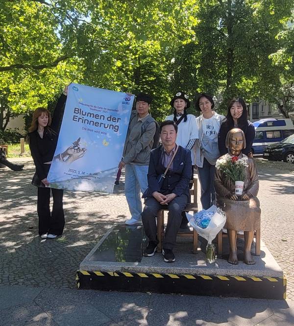 경기도는 오는 7월까지 시민단체와 한인회 등의 협조를 받아 세계 각국에 설치된 소녀상에 헌화하는 ‘평화의 꽃배달’ 캠페인을 진행한다고 22일 밝혔다. 베를린 소녀상의 모습. /경기도 제공