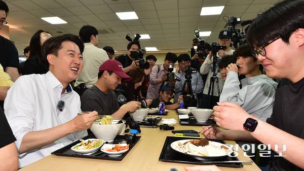 개혁신당 이준석 대선 후보가 22일 오전 인천시 미추홀구 인하대학교에서  ‘학식먹자 이준석’ 행사를 하고 있다. 2025.5.22 /조재현기자 jhc@kyeongin.com