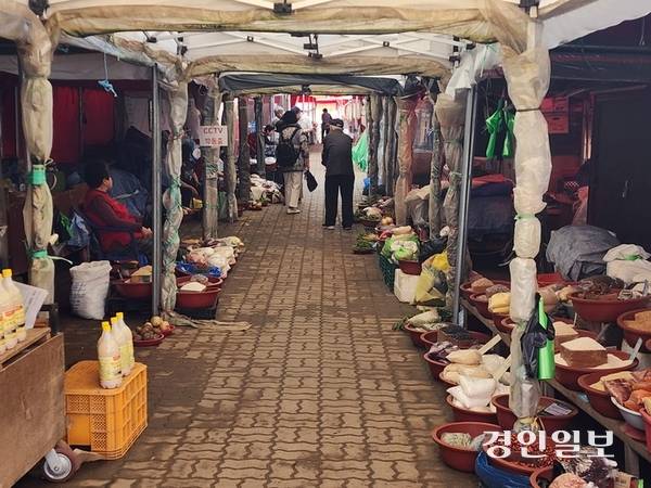 강화읍 풍물시장 옆에 따로 마련된 재래시장. 양 옆으로 길게 늘어선 가게에는 손님들이 많지 않았다.지난 21일 오후 4시 30분에 만난 상인은 이날 오전 9시부터 문을 열어 놓고 있는데 아직까지 물건을 팔지 못해 개시도 못했다면서 울상을 지었다. 2025.5.21 /정진오기자 schild@kyeongin.com