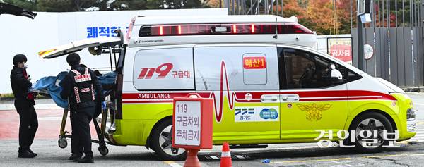 경기도내 한 응급실에서 구급 대원들이 분주하게 움직이고 있다./경인일보DB