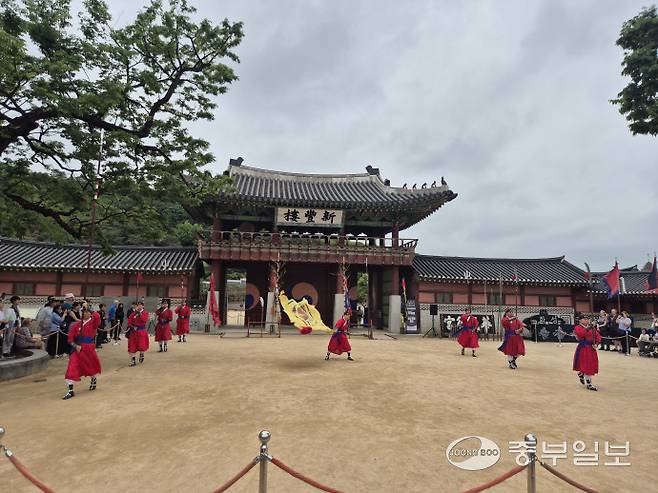 화성행궁 신풍루 앞에서 오전 11시에 맞춰 무예24기 공연이 진행되고 있다. 이성관 기자