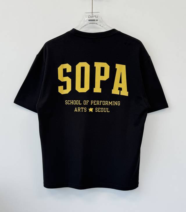 검은색 티셔츠는 서울공연예술고와 협업한 제품. 유핑 제공