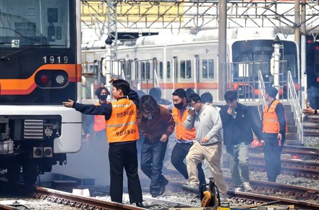 부산 금정구 도시철도 1호선 노포차량사업소에서 도시철도 승객들이 대피하고 있다. 전시 적 공격으로 인한 도시철도 시설피해 발생에 대비한 민·관·군·경·소방 합동훈련이다. 부산일보 DB
