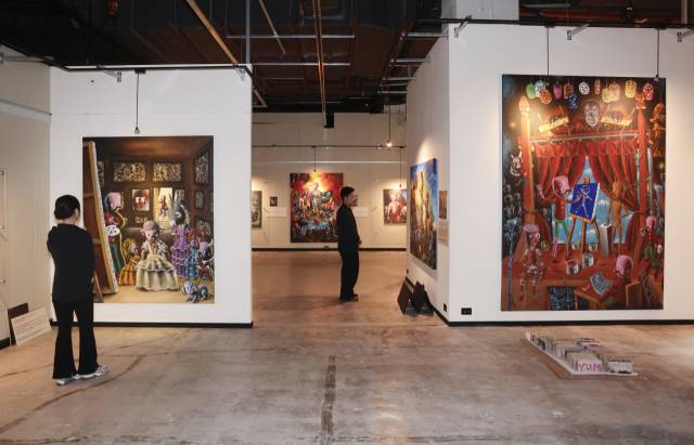 모야의 ‘모야의 시녀들’ 등이 전시되고 있는 지그재그아트센터 전시장 전경. 정대현 기자 jhyun@