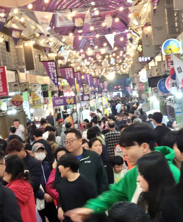 구미 달달한 낭만 야시장을 찾은 시민들로 북새통을 이루고 있다. 이봉한기자