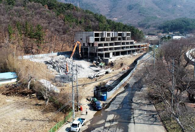 16년간 방치된 약산온천호텔 모습. 달성군 제공