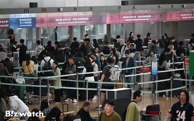 인천국제공항 제1여객터미널 출국장이 여행객들로 붐비고 있다./사진=이명근 기자 qwe123@