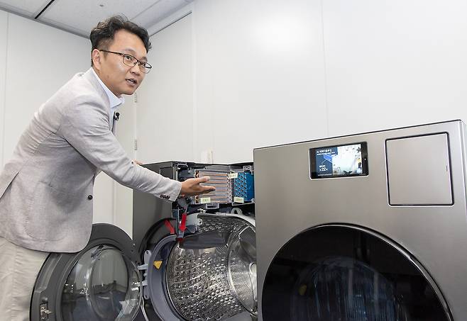 성종훈 삼성전자 DA사업부 상무가 '비스포크 AI 콤보'에 적용된 기술을 소개하고 있다./사진=삼성전자