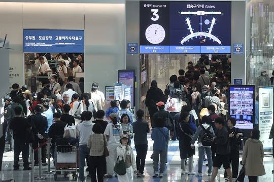 인천국제공항 제1여객터미널 출국장에서 여행객들이 이동하고 있다.(사진출처=뉴시스)