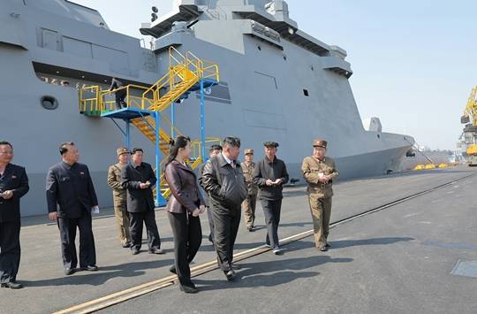 지난 4월 북한 김정은 총비서가 신형 구축함 '최현'함을 딸 주애와 함께 시험 참관하는 모습