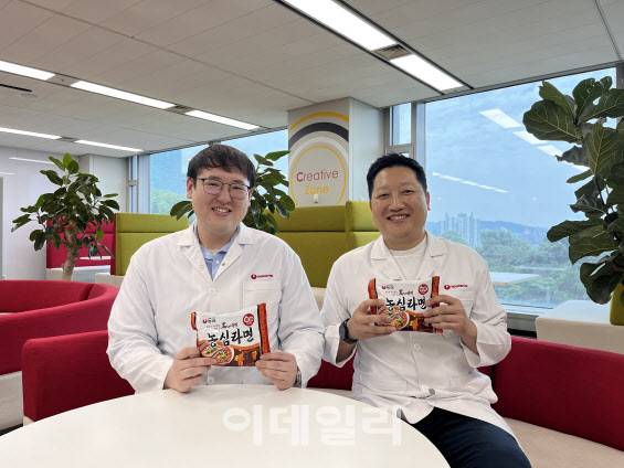 박홍엽(좌) 농심 면개발팀 선임, 김동민(우) 스프개발1팀 책임 (사진=농심)