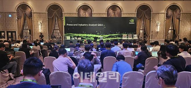 대만 타이베이에서 개최된 글로벌 IT 전시회 ‘컴퓨텍스 2025’ 개막 둘째날인 21일(현지시간) 만다린 오리엔탈 타이베이 호텔에서 각국 기자들이 모여 있다.(사진=김아름 기자)