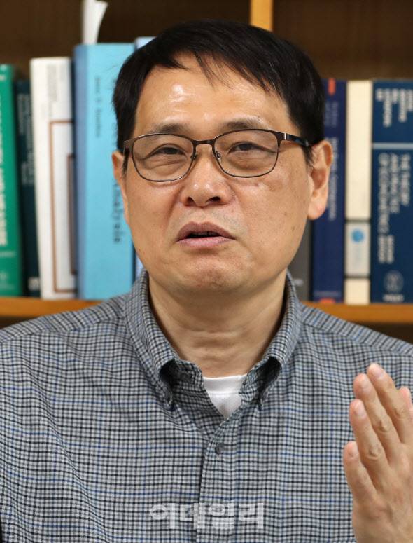 전영준 한양대 경제금융학부 교수(전 한국재정학회장)가 서울 한양대 연구실에서 이데일리와 인터뷰를 하고 있다.(사진=김태형 기자)